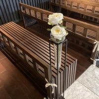 バージンロード横の装花(造花)