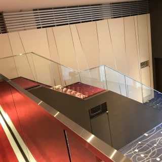 二階の控え室から階段を使って登場！