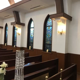 バージンロードから見た窓際のステンドグラス