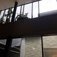 ロビー全体も窓が多く、開放的な造り