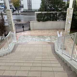 チャペルを出ると階段があります。