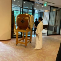 太鼓の音とともに花嫁行列が開始します。