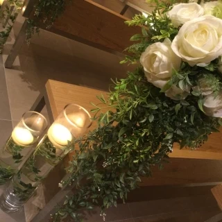 椅子横の装花