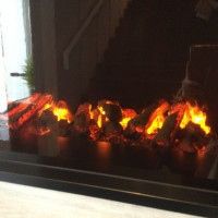 ロビーの人工暖炉
