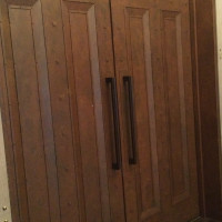 ドアは木製