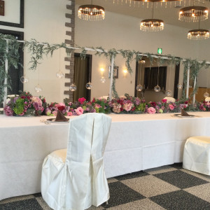 装花付きのゲスト席|569812さんのホテルモントレ エーデルホフ札幌の写真(1310176)