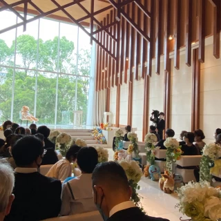 自然光差し込む緑も見える挙式場