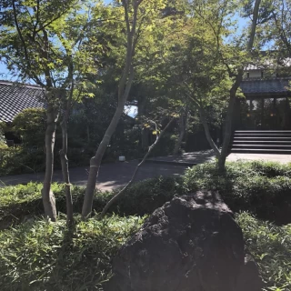 迎賓館の入り口からの景色。階段の奥が神殿です。
