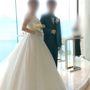 台風そしてコロナ 2年越しの結婚式 3度の延期 チャペルは比較的小柄ですが 鏡になっていて海が見え 自然光 口コミ 評判 ヴォヤージュ ドゥ ルミエール Chatan Resort ウエディングパーク