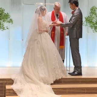 階段に流れているようなドレスの裾が素敵꙳★*゜