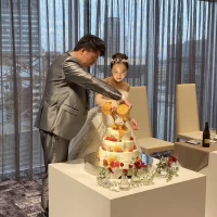 マンゴーソースをかけて、白のケーキからオレンジに！！
