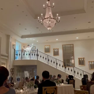 階段からの登場演出です。