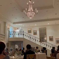 階段からの登場演出です。