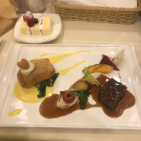 新郎新婦　結婚式後の料理