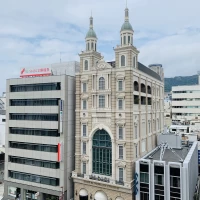 向かいのホテルから見た外観