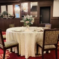 テーブルや椅子も全て豪華な感じです。