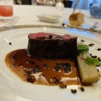洋のメイン。レアなお肉が美味しかったです。