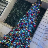 クリスマスには特大のクリスマスツリーがあります。
