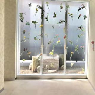 挙式会場の入り口に花を吊るしたフォトスポット