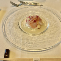 帆立貝と甘海老の冷製カリフラワーのクレマと根菜のトランシェ