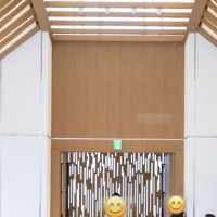入退場口の背景も木のデザインで会場の内装と合っている
