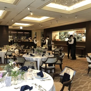 オープンキッチンスタイルの披露宴会場