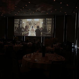大きなスクリーンでとても見やすく映画館のようです。