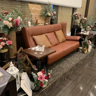 新郎新婦用の席はテーブルもソファも出来ます。
