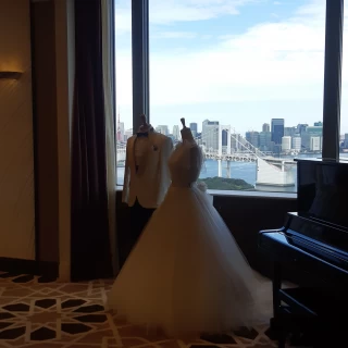 披露宴会場からの景色とピアノ