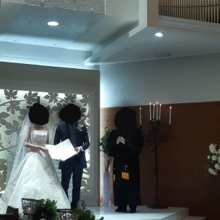 結婚証明書を見せる様子(模擬挙式)