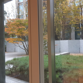 チャペル正面の窓から見える外の庭園(出て撮影も出来る)