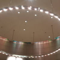 チャペルの天井(円形の光と虹色のライトアップ)