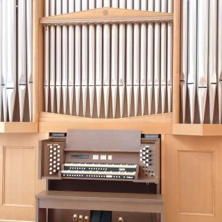 チャペル内にあるパイプオルガン。