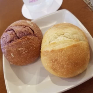 赤ワインを練り込んだプチパン