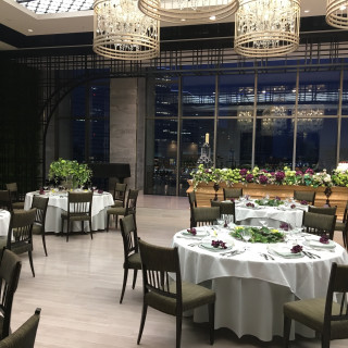 グランドピアノ付きで広々とした会場