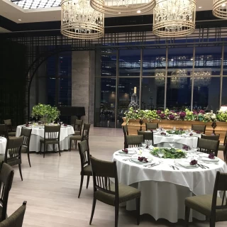 グランドピアノ付きで広々とした会場
