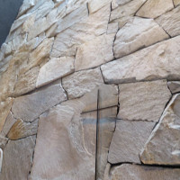 チャペル正面石畳の壁