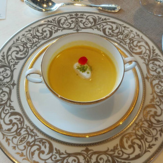スープの下にコンソメのゼリーか二層になりとても美味しかった。