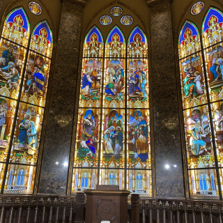 大聖堂のステンドグラスが魅力的です。