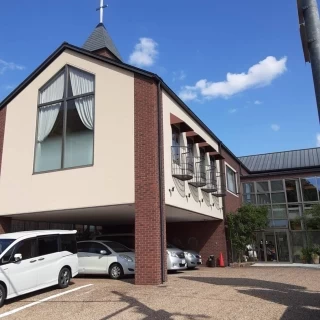シンプルな外観です。駐車場が下にあります。