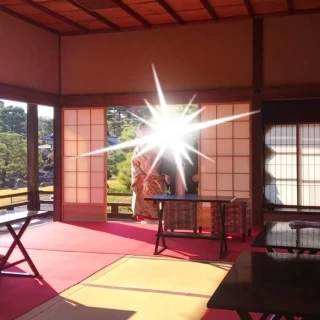 香雲亭の入口、手前の机が参列者用。机一つに二人が座ります。