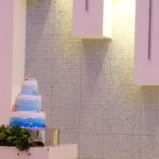 白い会場にブルーのケーキが涼しそう