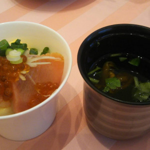 和食好きなのでライスはミニ海鮮丼にしてもらいました|570643さんのアメリーモンシュシュの写真(1106751)