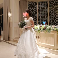肩付きドレスは取り外しができたので、挙式と披露宴で変えました