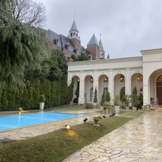 生憎の雨で赤いバージンロードが出てないバージョン プール付き