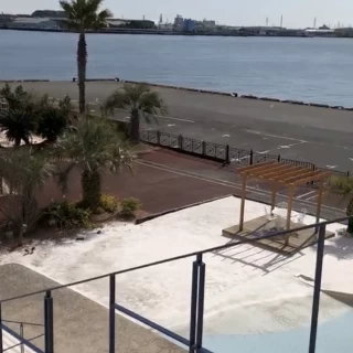 砂浜をイメージしたガーデンが見えます