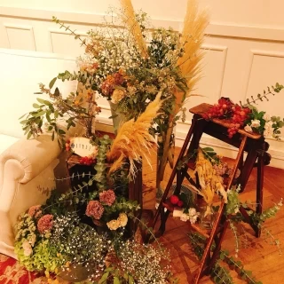 新郎新婦の席の装花もおしゃれに。