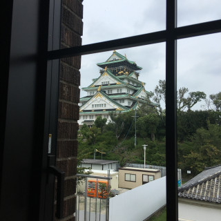 窓の外には大阪城が至近距離で見えます。