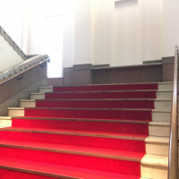 歴史あるクラシカルな階段は真っ赤な絨毯が敷かれています。