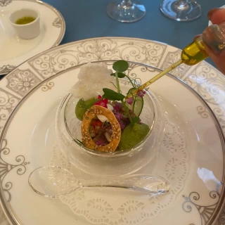 大好評のマグロの前菜。金箔入のオイルをかけて食べます